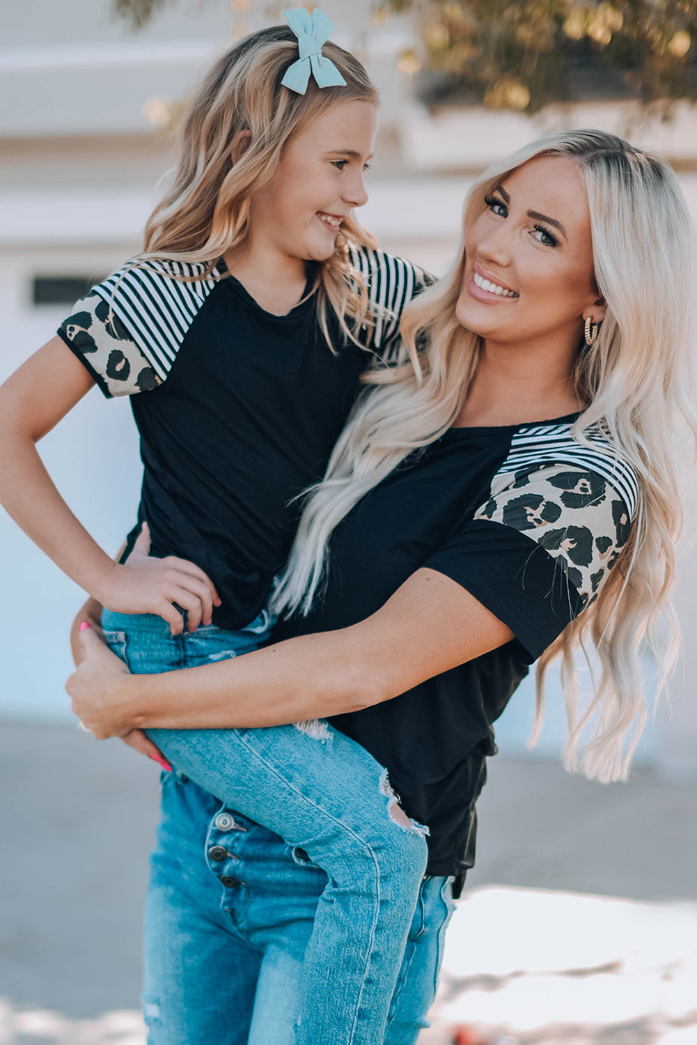 Camiseta de mujer de manga corta con estampado de leopardo a rayas