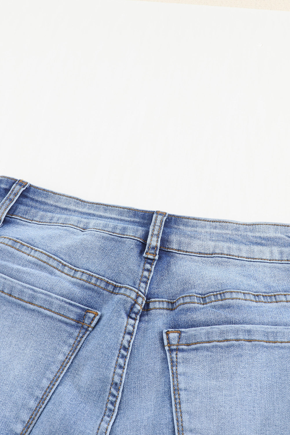 Jeans ajustados al tobillo desgastados con lavado medio