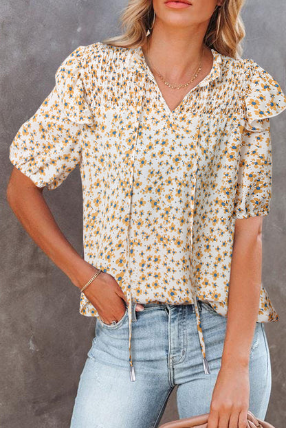 Camiseta con cuello en V y volantes fruncidos con estampado floral