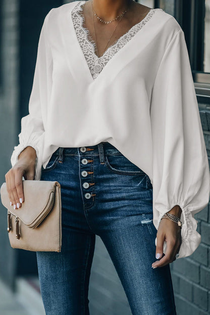 Top de encaje con cuello en V y mangas globo