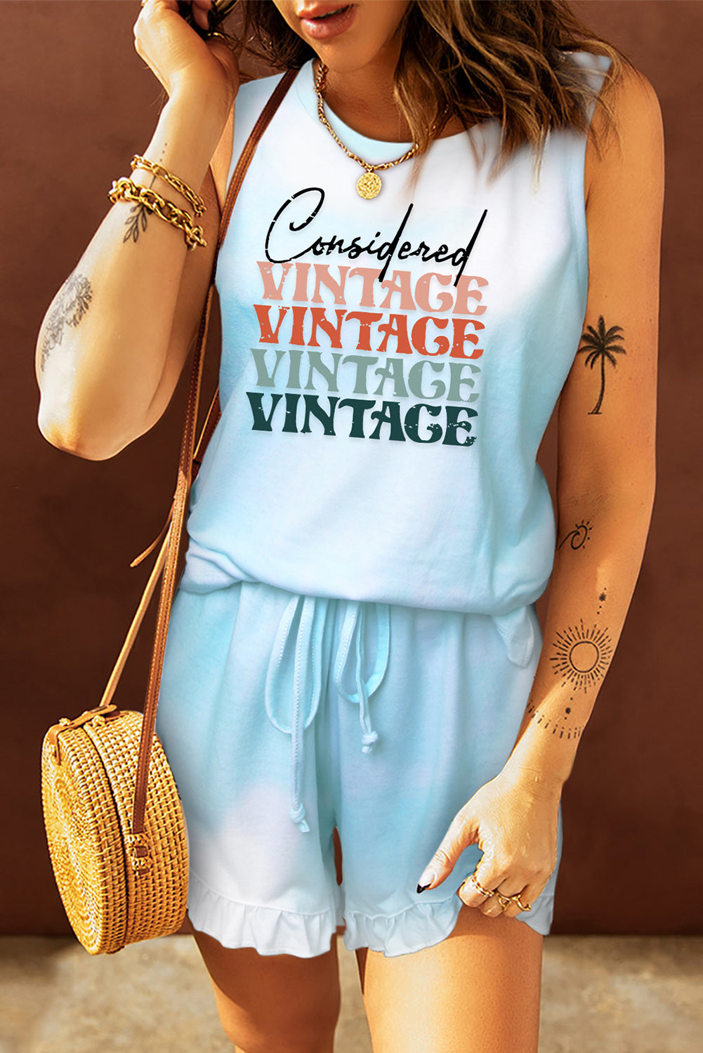 Débardeur bleu clair et short à volants 