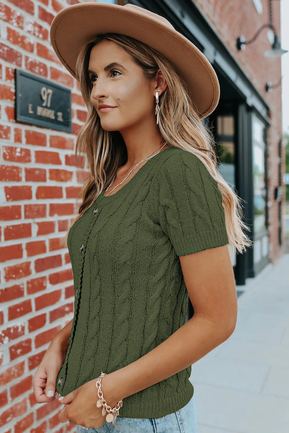 Top caqui de punto de ochos con botones y manga corta