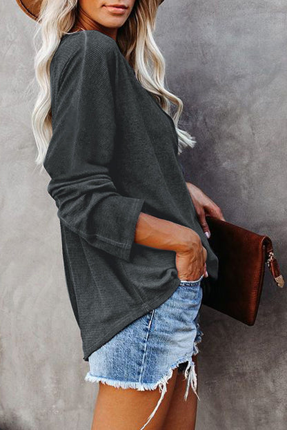 Haut à œillets délavé et col en V 