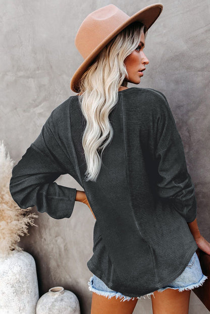 Haut à œillets délavé et col en V 