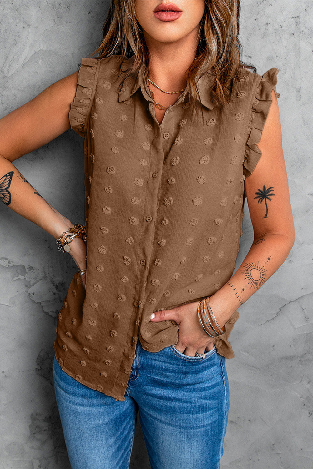 Camiseta sin mangas con cuello vuelto y volantes con lunares