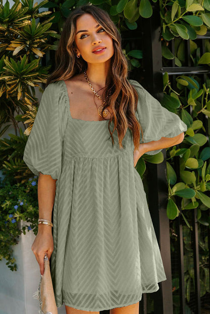 Mini-robe babydoll à col carré et manches bouffantes