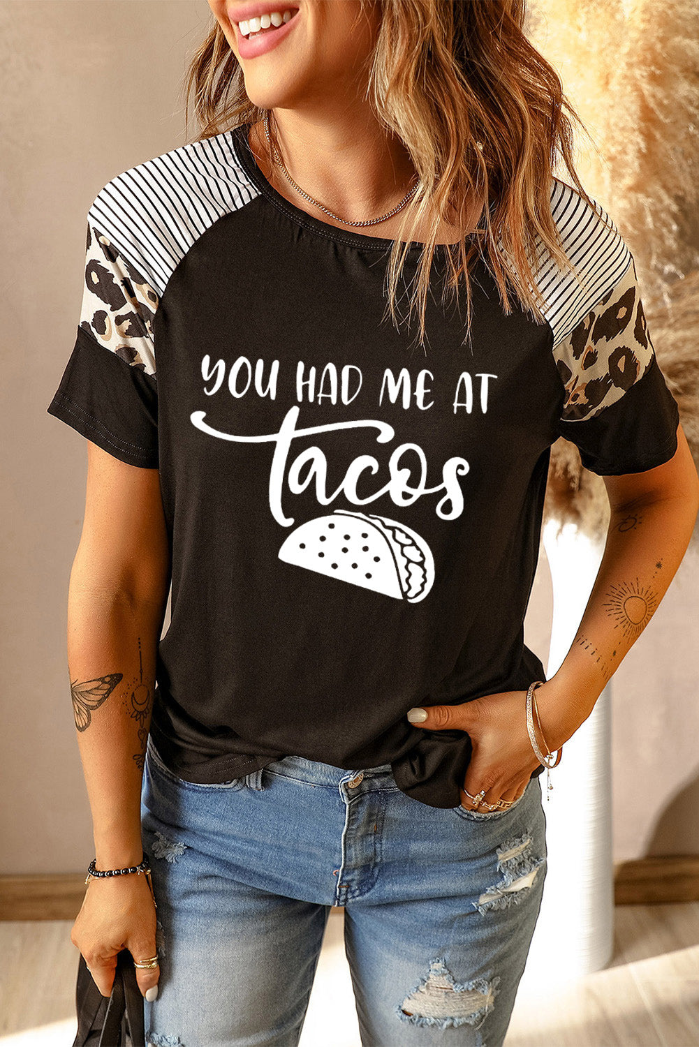 Camiseta de mujer de manga corta con estampado de leopardo a rayas