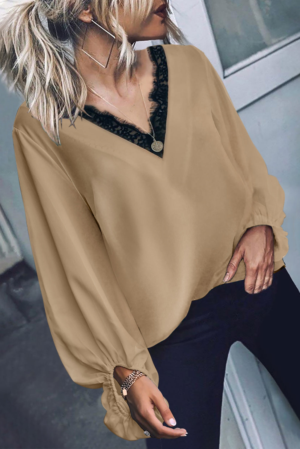 Top de encaje con cuello en V y mangas globo