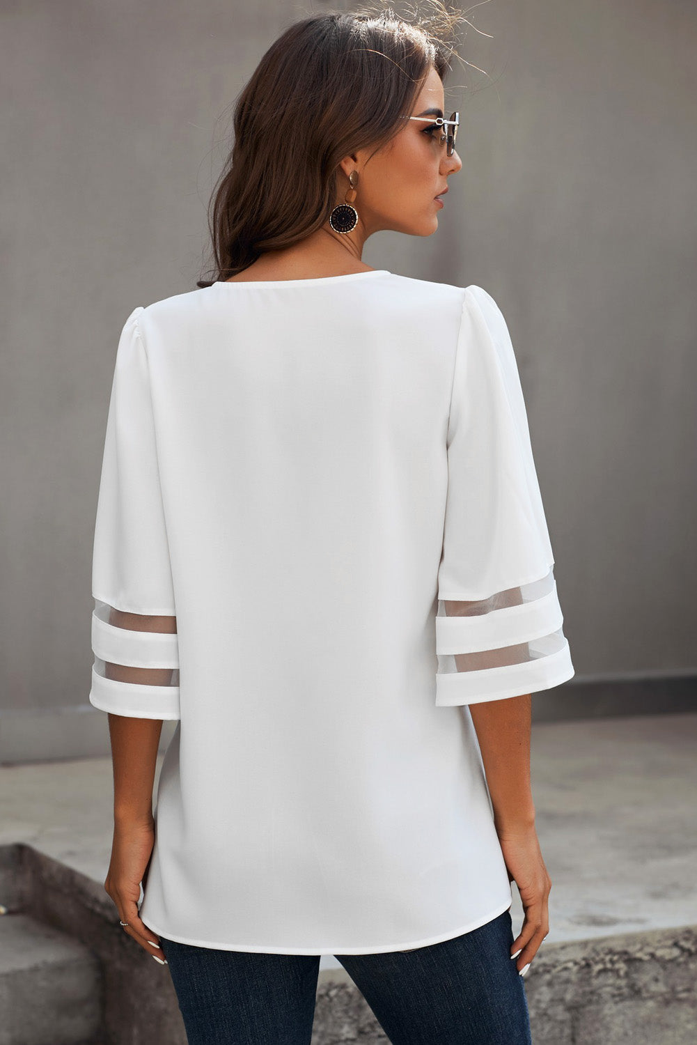 Chemisier boutonné à manches évasées et col en V 