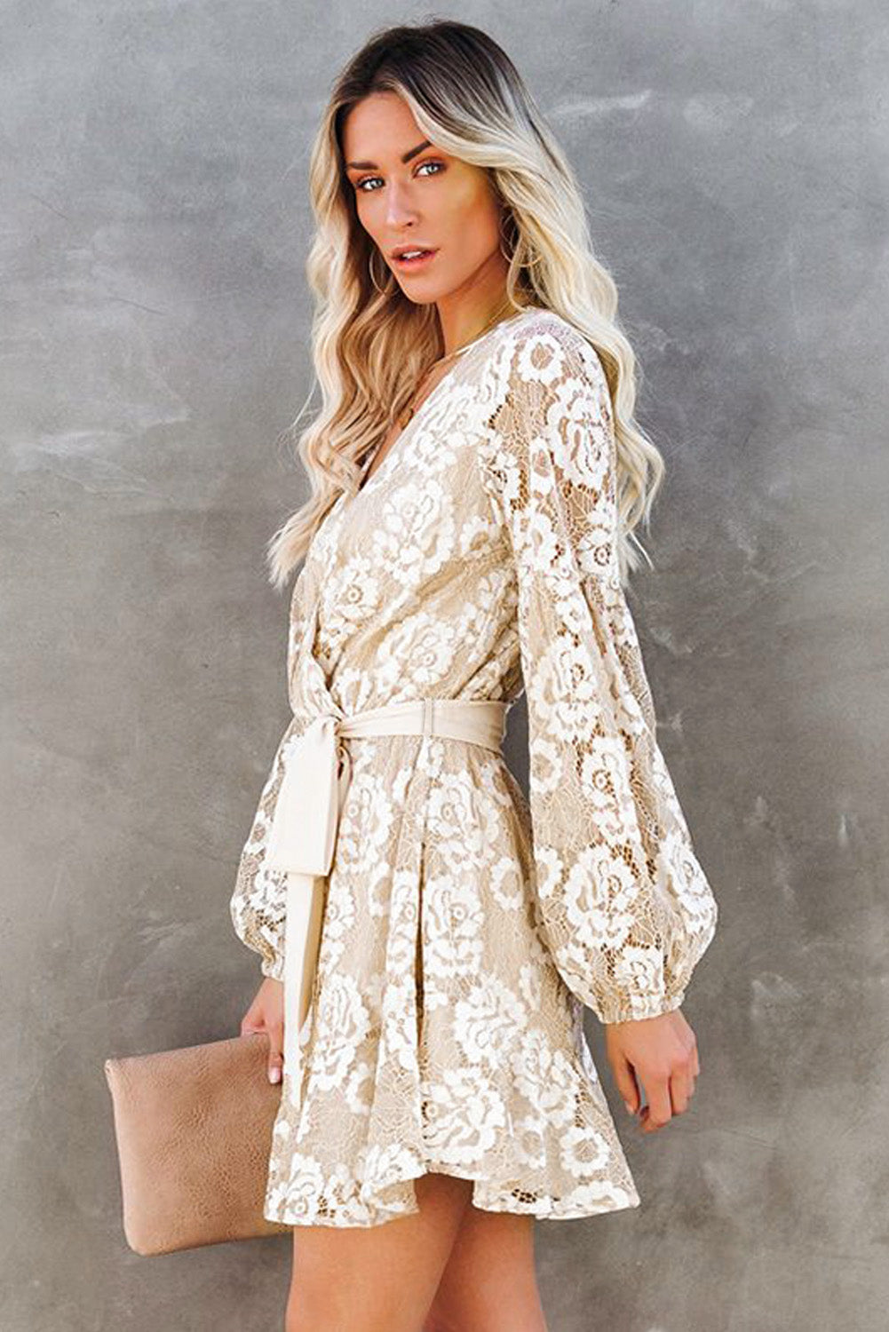 Mini-robe cache-cœur en dentelle au crochet avec col en V et ceinture