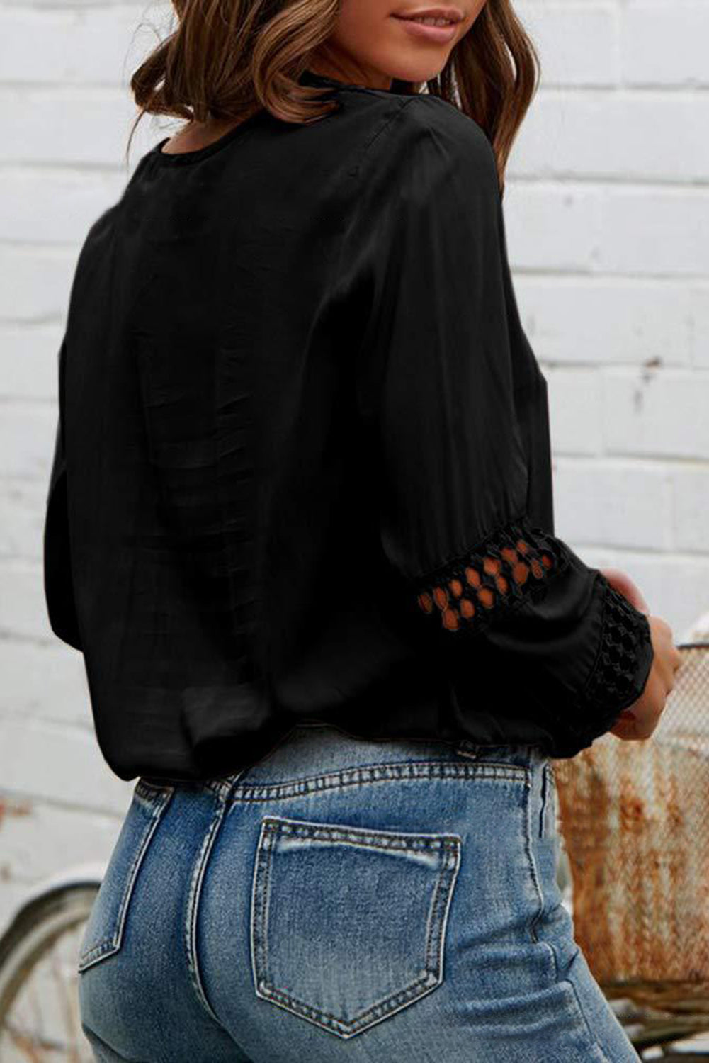 Blusa calada de croché con cuello en V profundo