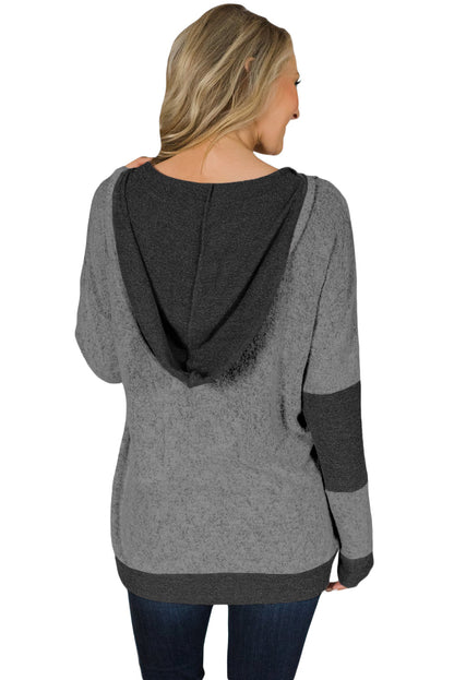 Sudadera con capucha y diseño de patchwork con cuello en V color carbón