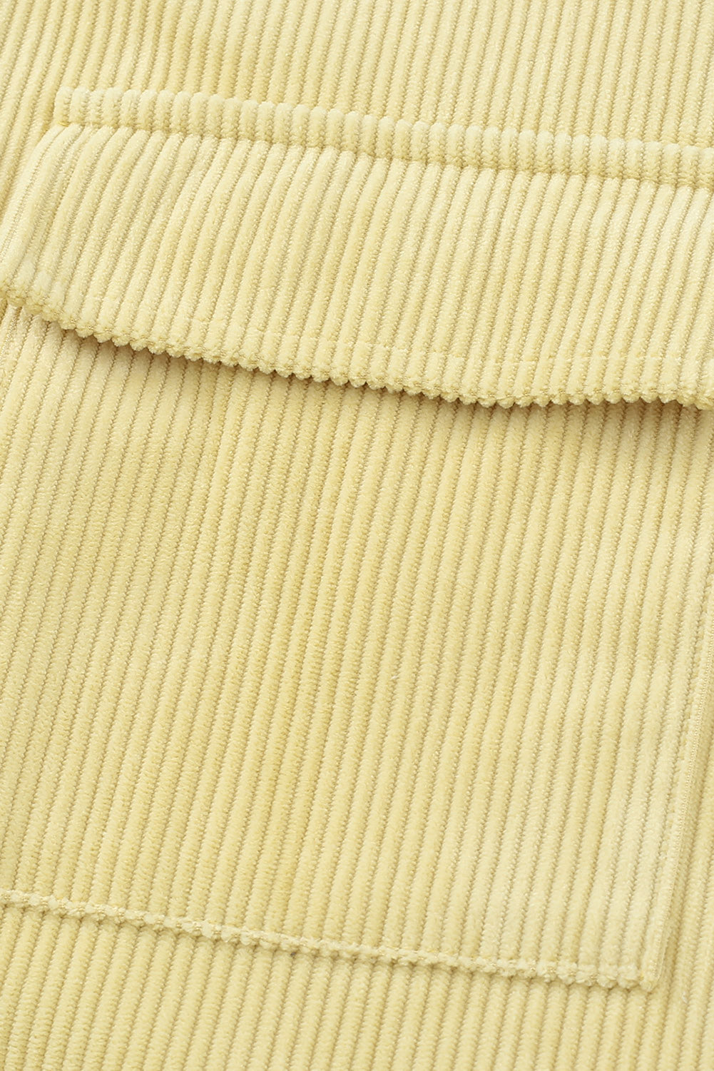 Chaqueta texturizada de canalé con botones y bolsillos rojos 