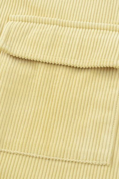 Chaqueta texturizada de canalé con botones y bolsillos rojos 