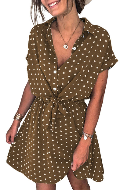 Mini-robe à manches courtes et col chemise à pois 