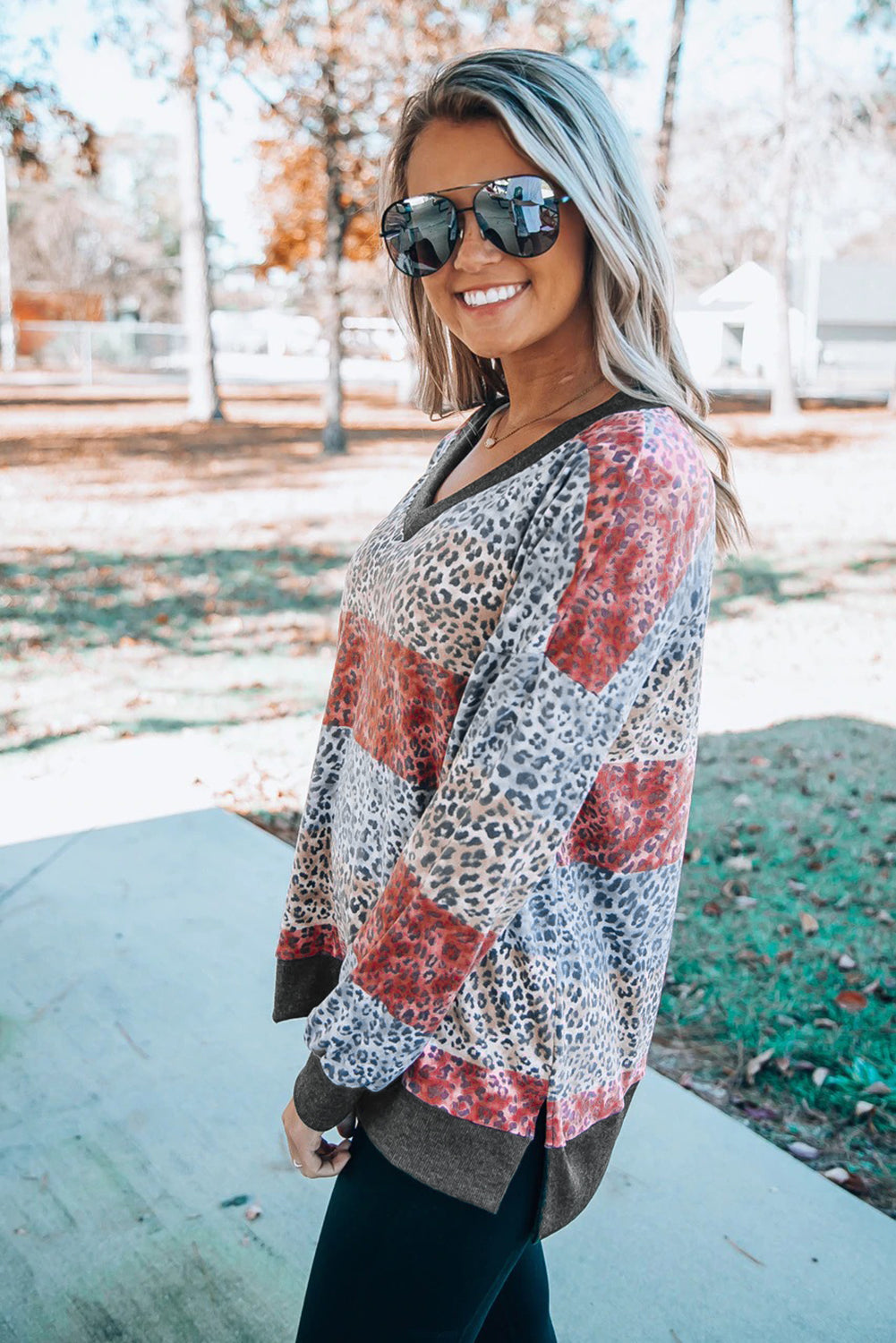 Top de bloque de color de leopardo con cuello en V y manga con hombros caídos