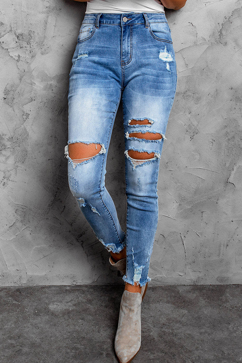 Jeans ajustados al tobillo desgastados con lavado medio