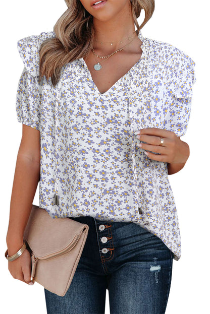 Camiseta con cuello en V y volantes fruncidos con estampado floral