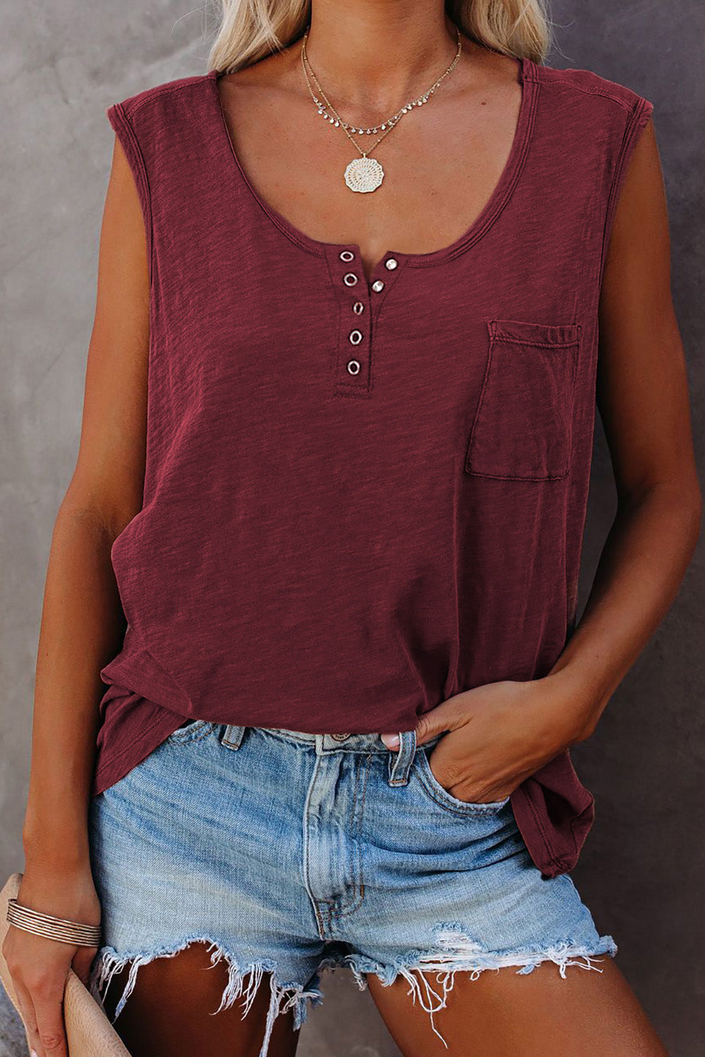 Camiseta sin mangas con cuello redondo y botones a presión con bolsillo