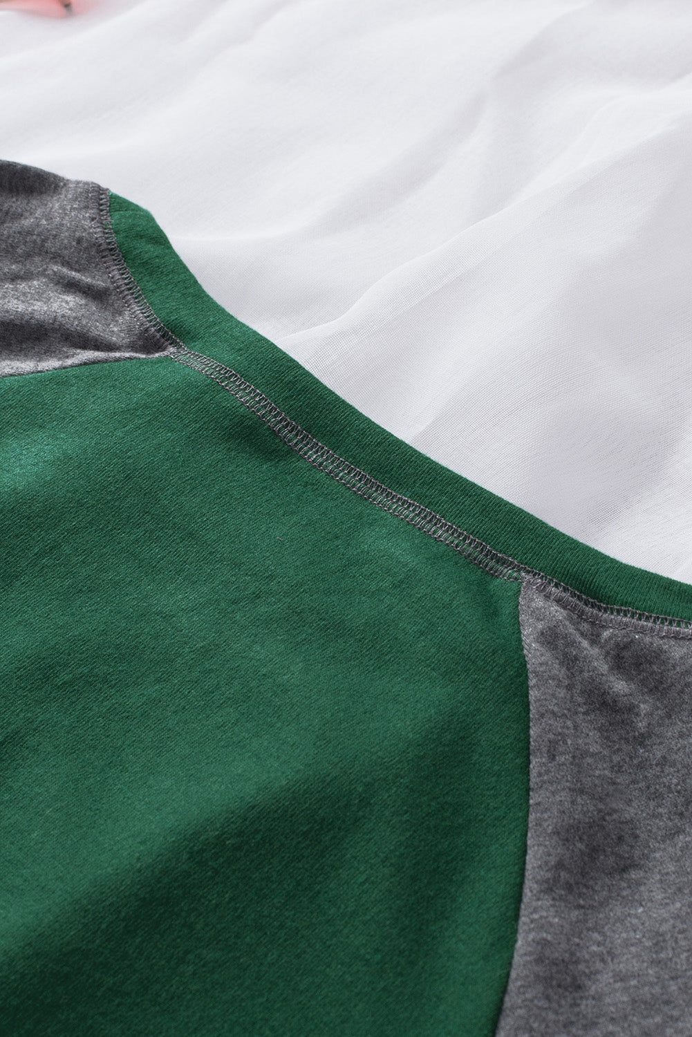 Top de manga raglán con bloque de color caqui