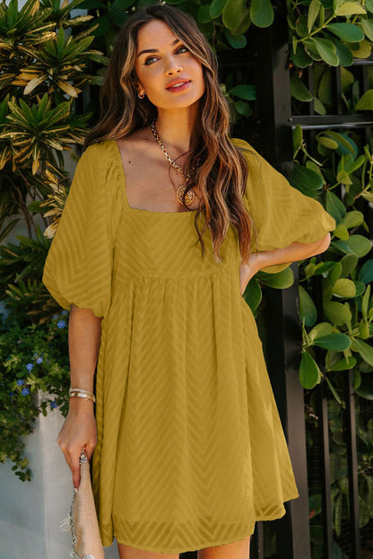 Mini-robe babydoll à col carré et manches bouffantes