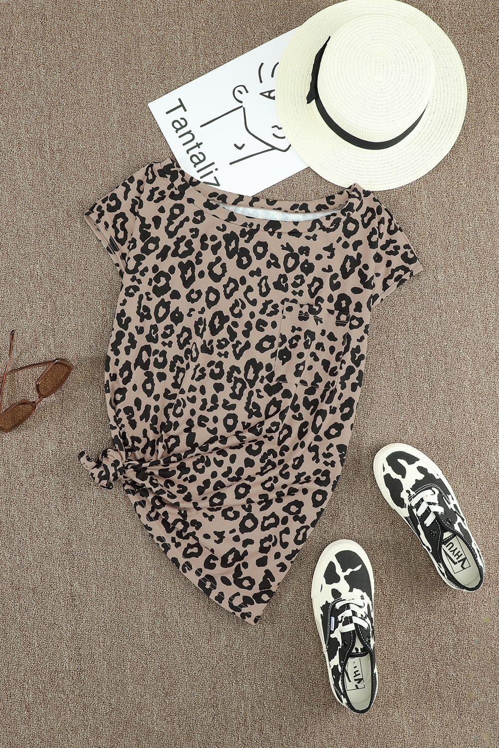 Camiseta con estampado de camuflaje y cuello redondo con bolsillo