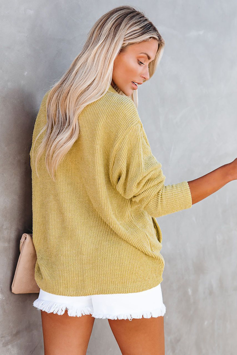 Chaqueta texturizada de canalé con botones y bolsillos rojos 