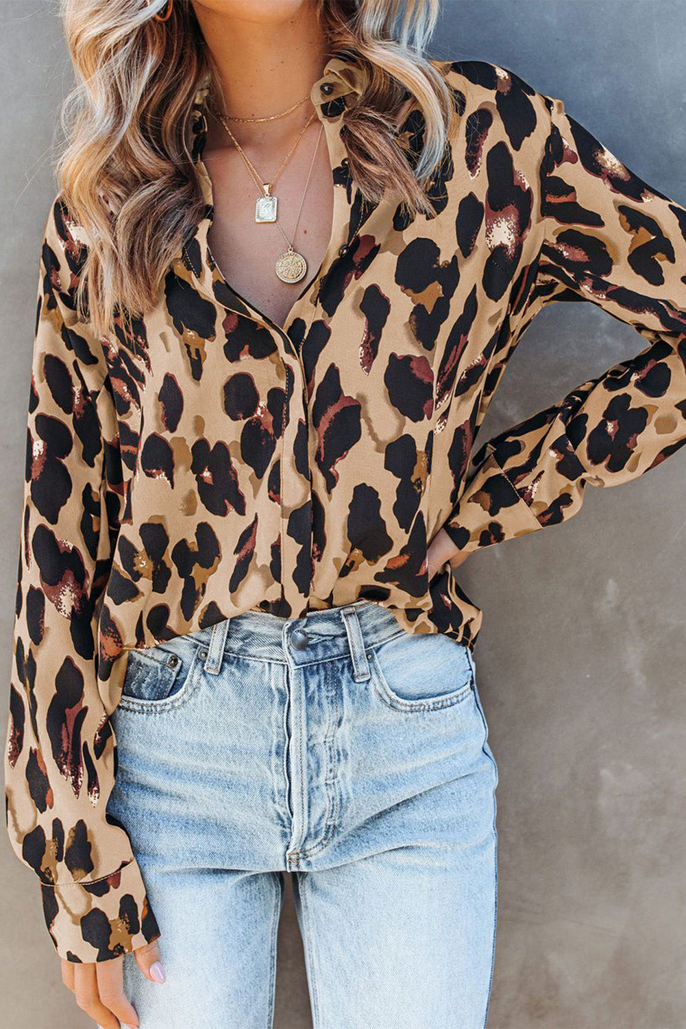 Camisa con estampado de leopardo y cuello vuelto