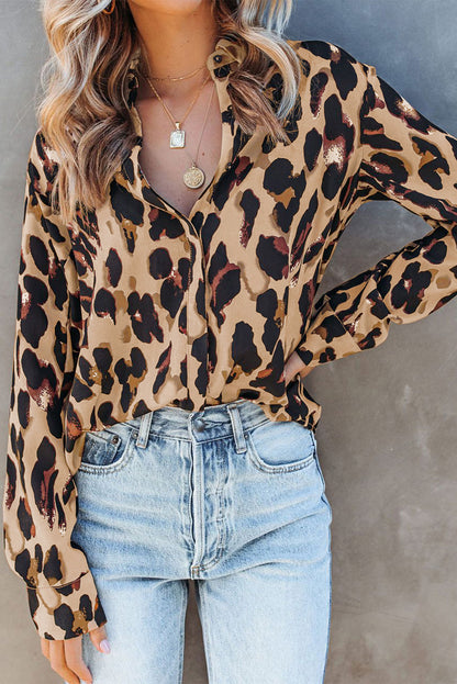 Camisa con estampado de leopardo y cuello vuelto