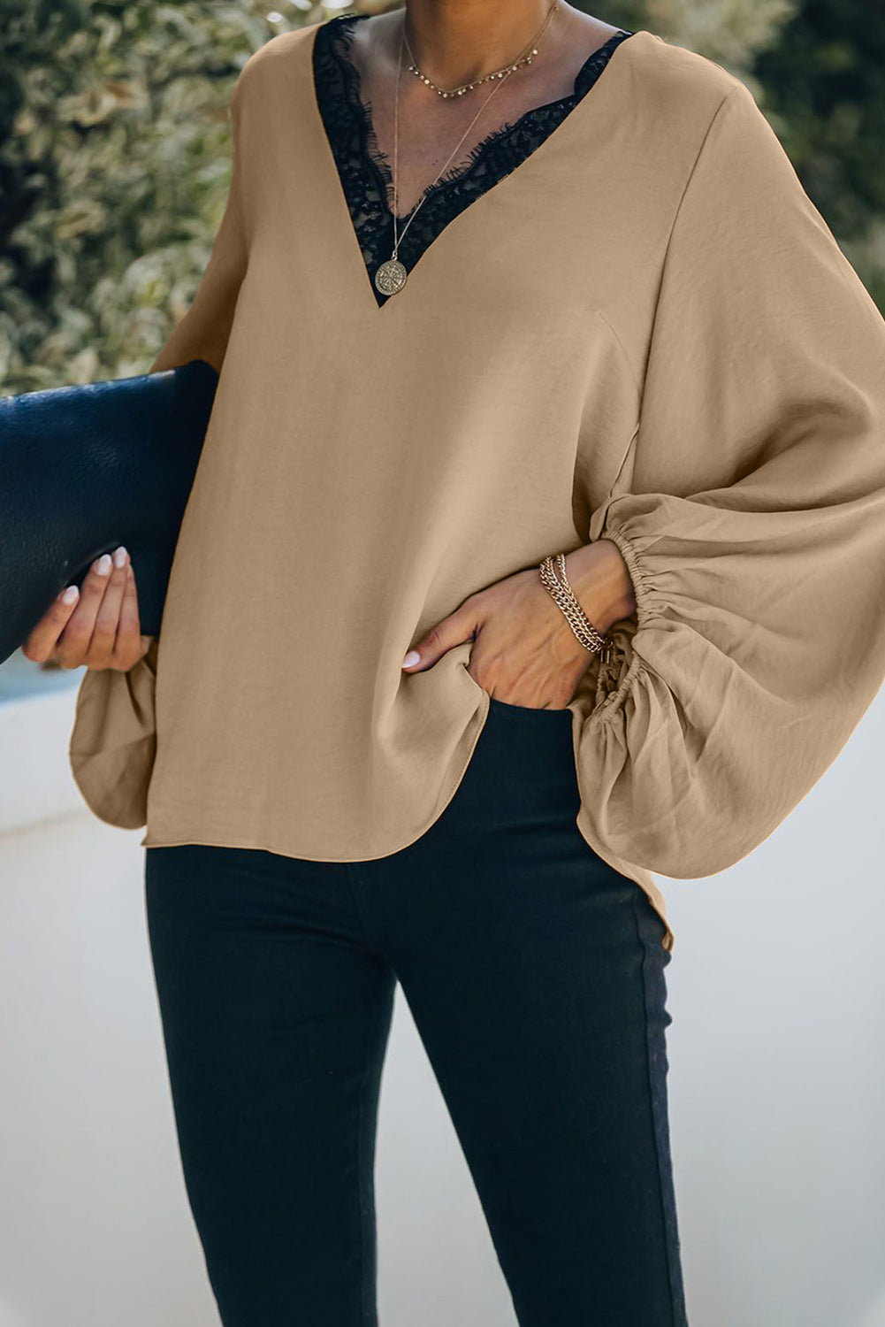 Top de encaje con cuello en V y mangas globo