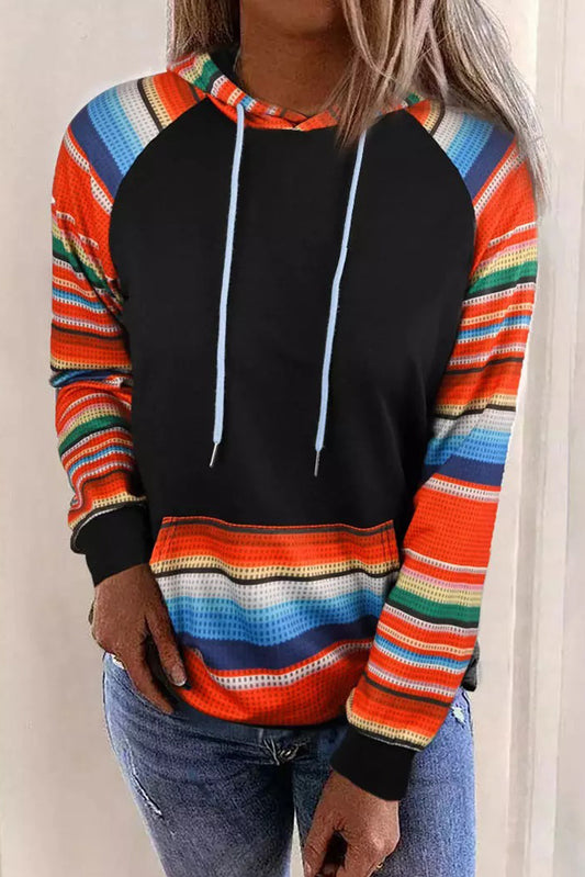 Sudadera con capucha con bolsillo de canguro y patchwork de rayas de colores multicolores