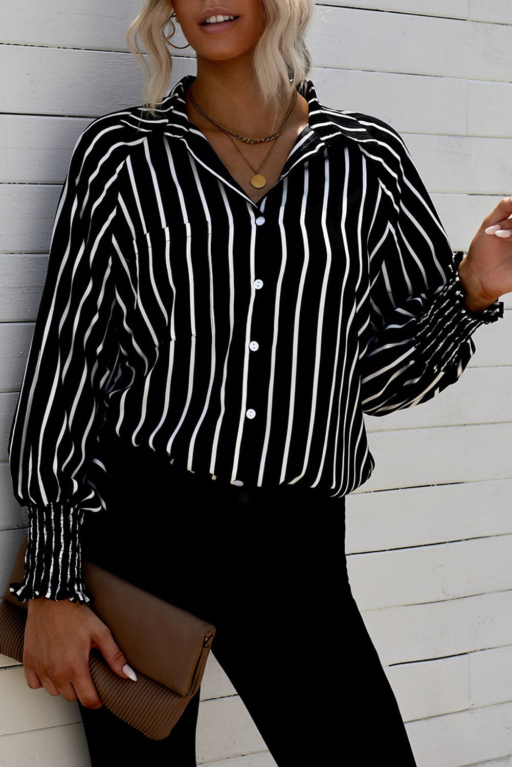 Chemise boutonnée rayée à poches et fentes 