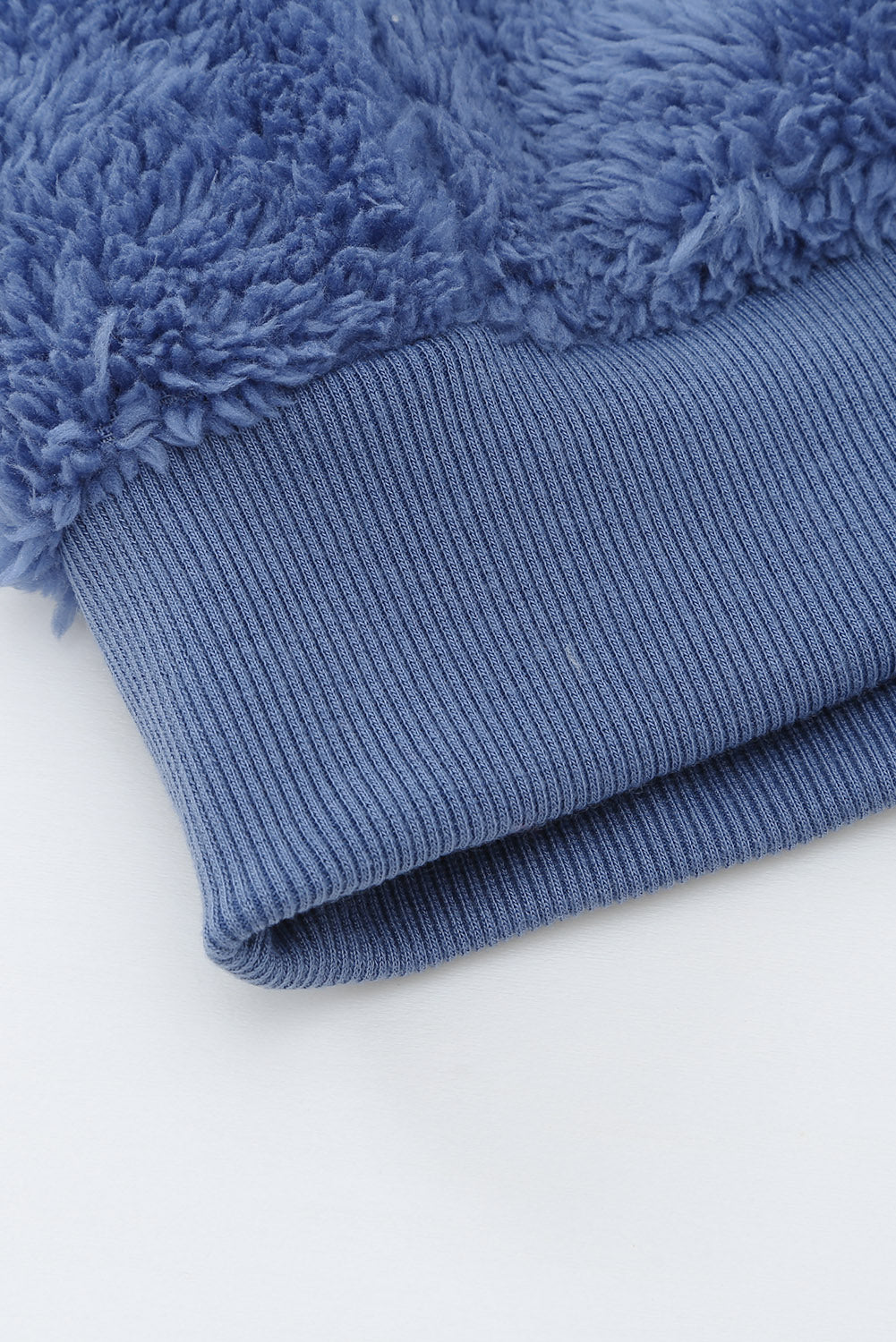 Abrigo sherpa con cremallera y bloques de color rojo vino con capucha 