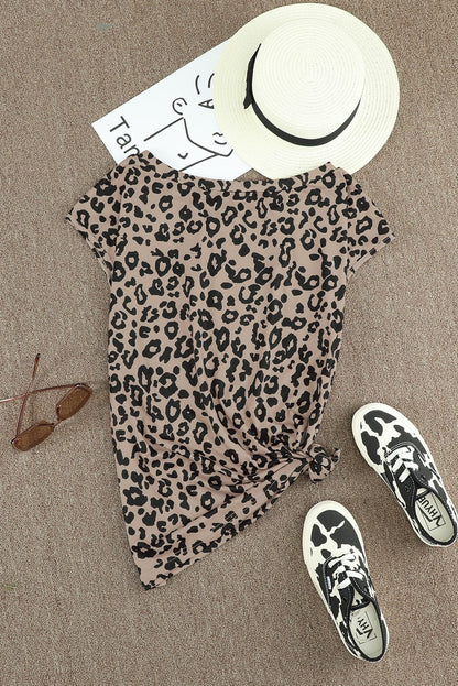 Camiseta con estampado de camuflaje y cuello redondo con bolsillo