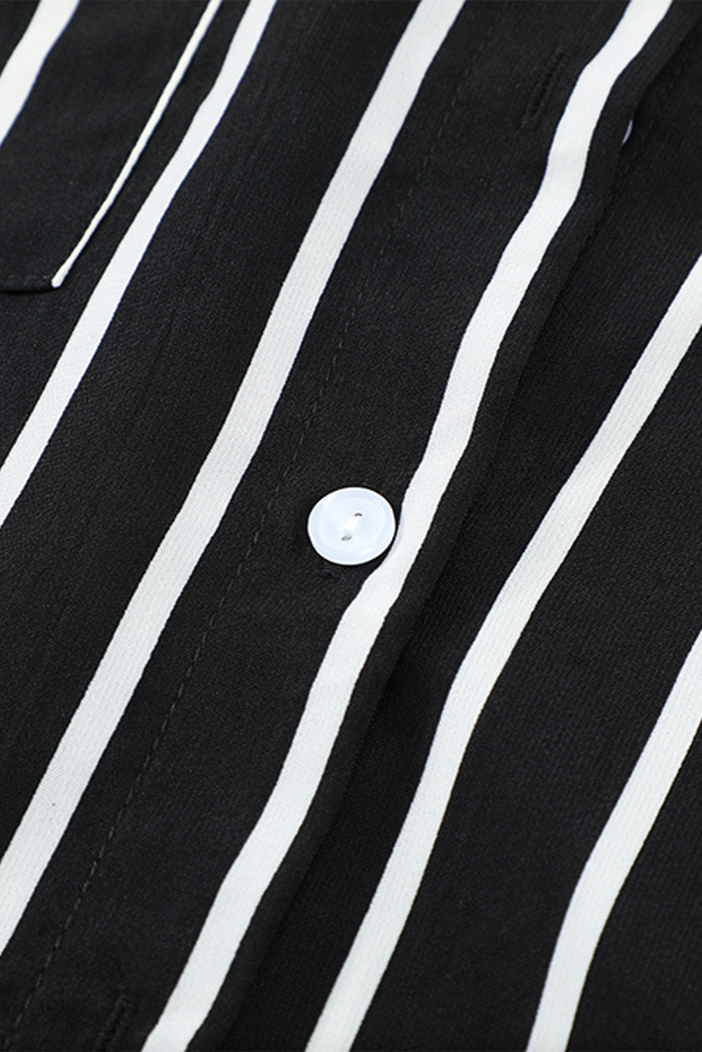 Chemise boutonnée rayée à poches et fentes 