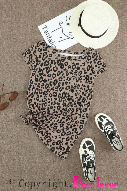 Camiseta con estampado de camuflaje y cuello redondo con bolsillo