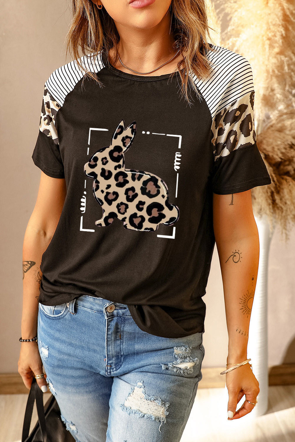 Camiseta de mujer de manga corta con estampado de leopardo a rayas