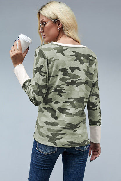 Top de camuflaje con cuello en V y manga larga