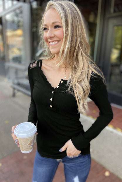 Haut Henley boutonné avec dos en dentelle 