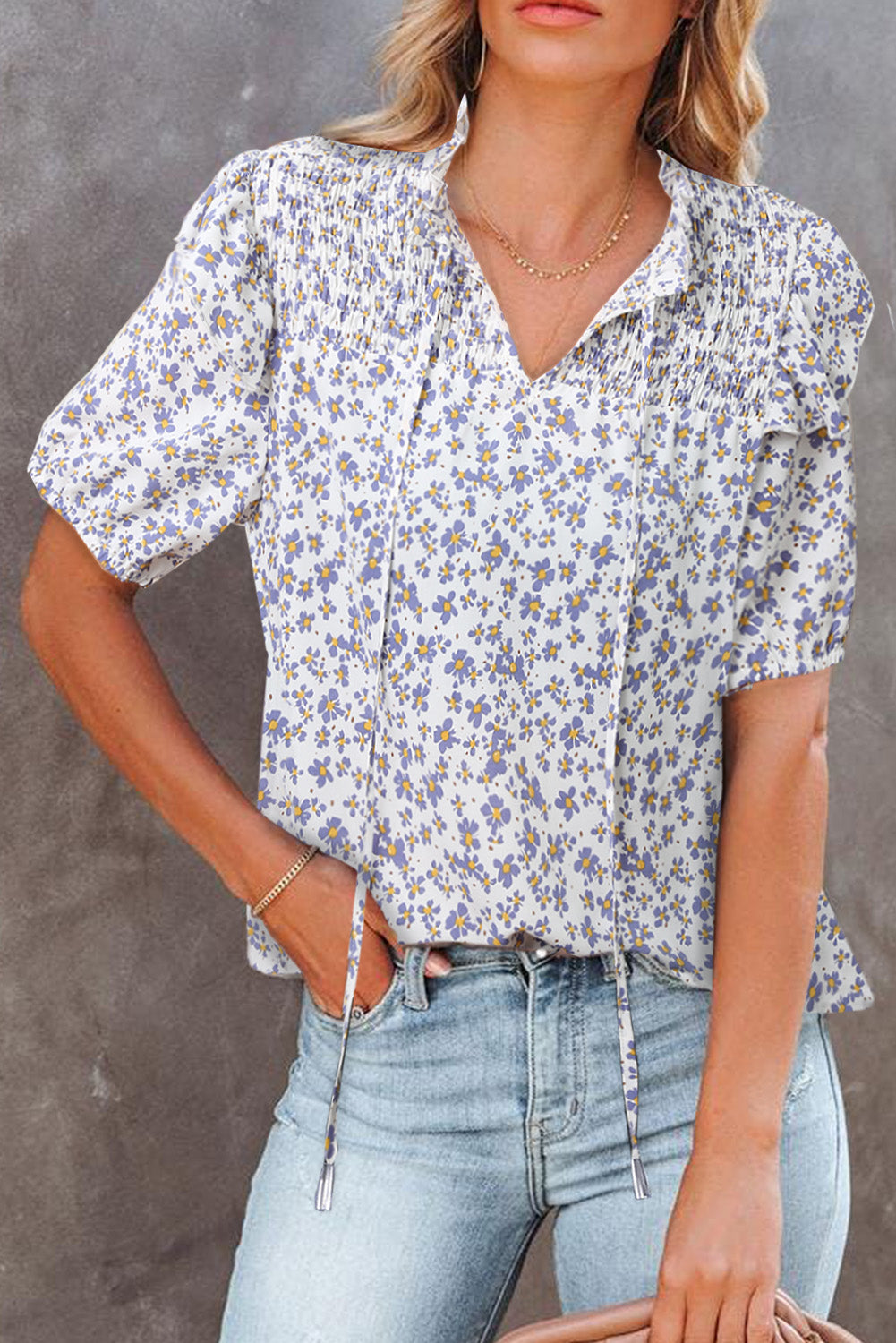 Camiseta con cuello en V y volantes fruncidos con estampado floral