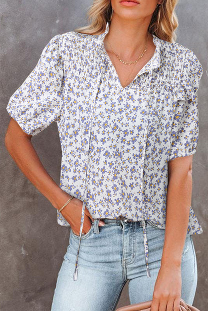 Camiseta con cuello en V y volantes fruncidos con estampado floral
