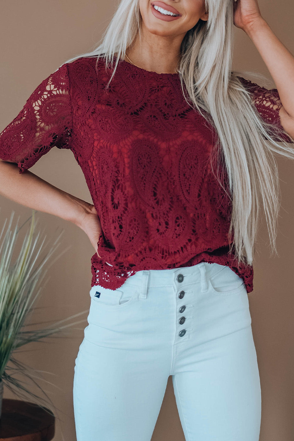 Haut décontracté à manches courtes avec superposition de dentelle et de crochet 