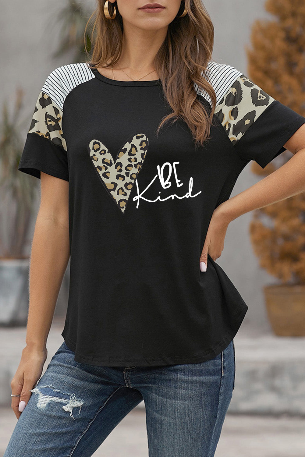 Camiseta de mujer de manga corta con estampado de leopardo a rayas