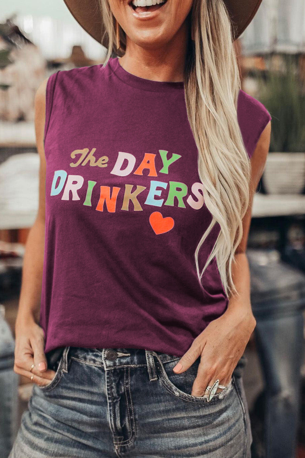 Camiseta sin mangas con estampado de letras The DAY DRINKERS