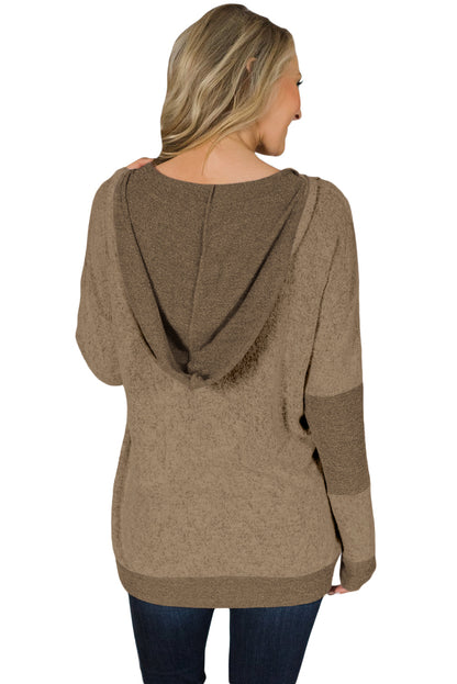 Sudadera con capucha y diseño de patchwork con cuello en V color carbón