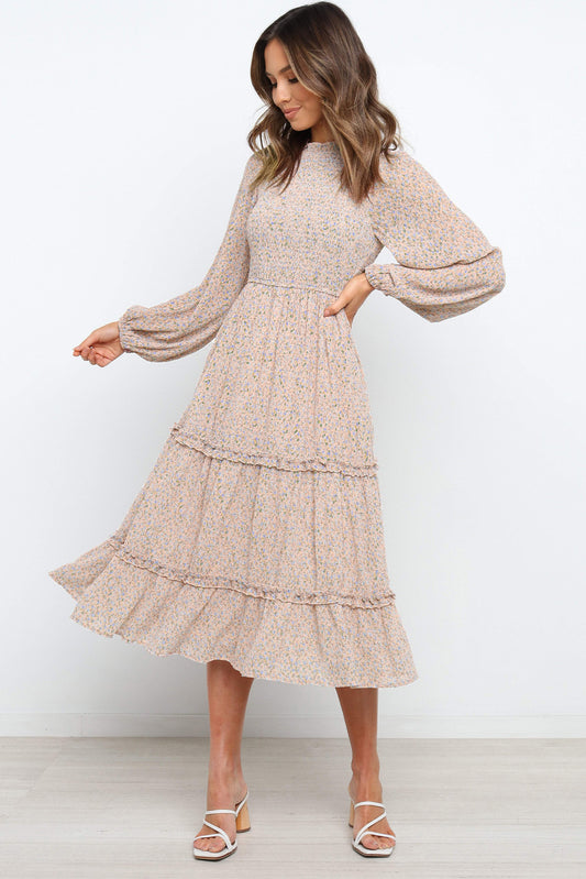 Vestido floral escalonado con manga farol y cuello con volantes