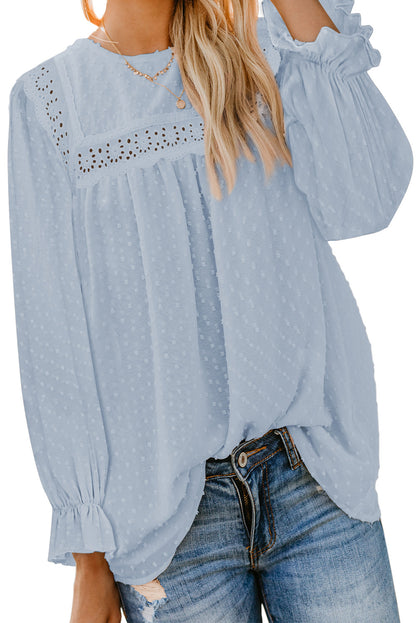 Blusa con mangas con volantes y lunares suizos