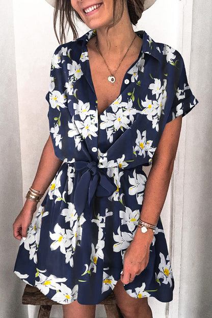 Mini-robe à manches courtes et col chemise à pois 