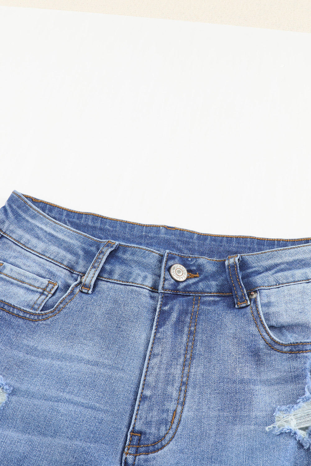 Jeans ajustados al tobillo desgastados con lavado medio