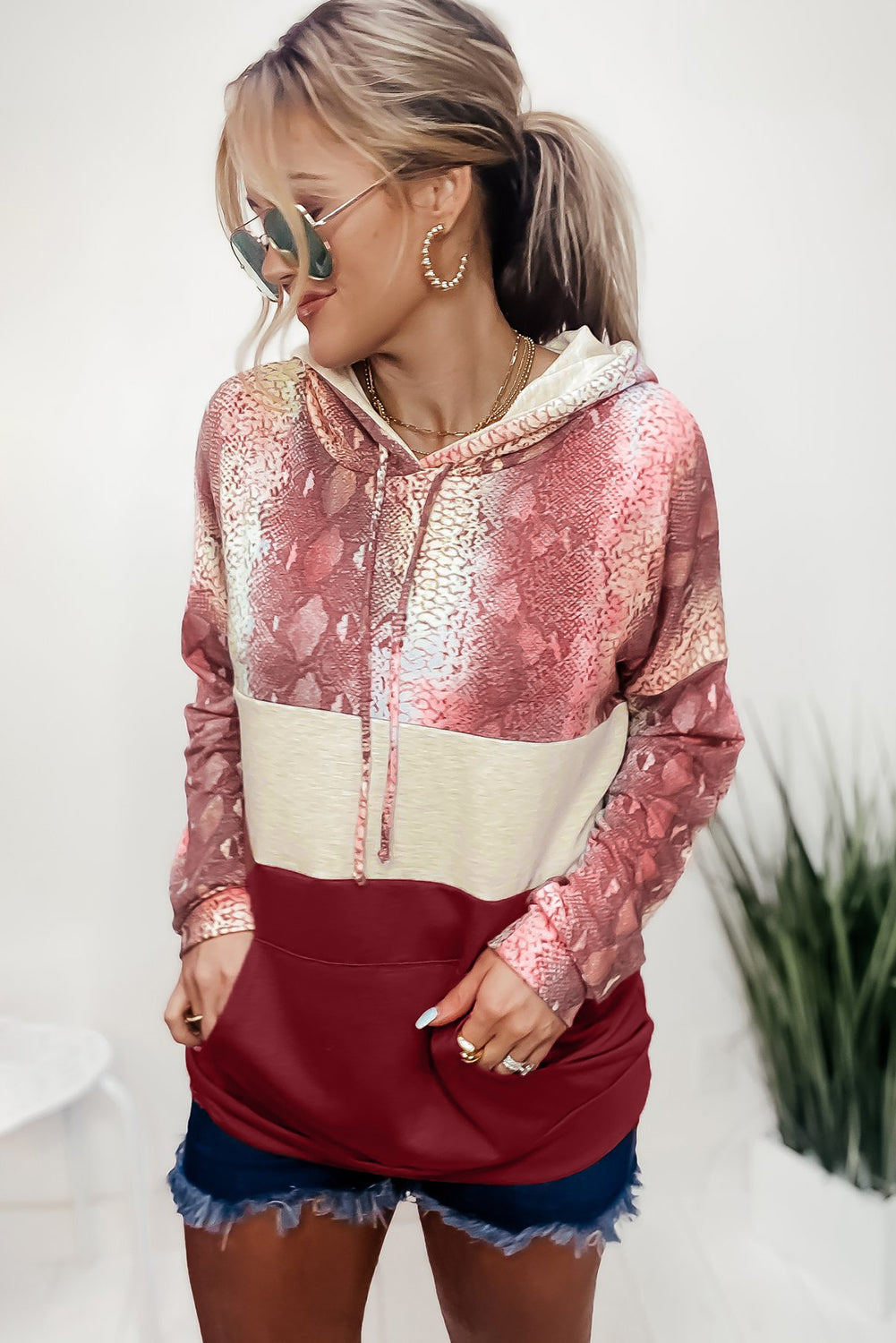 Sweat à capuche colorblock en peau de serpent 